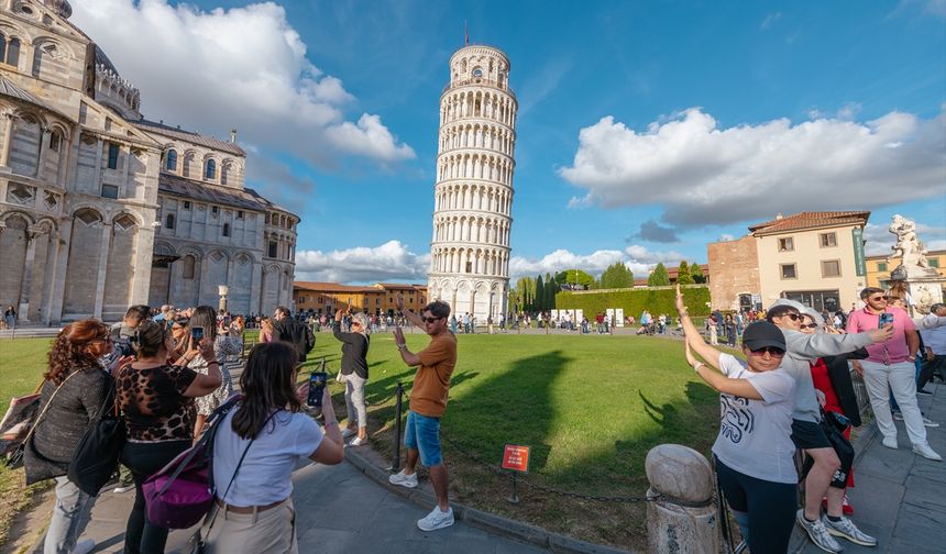 Pisa Kulesi çevresinde turistlerin 'kuleyi tutma' pozu yarışı!