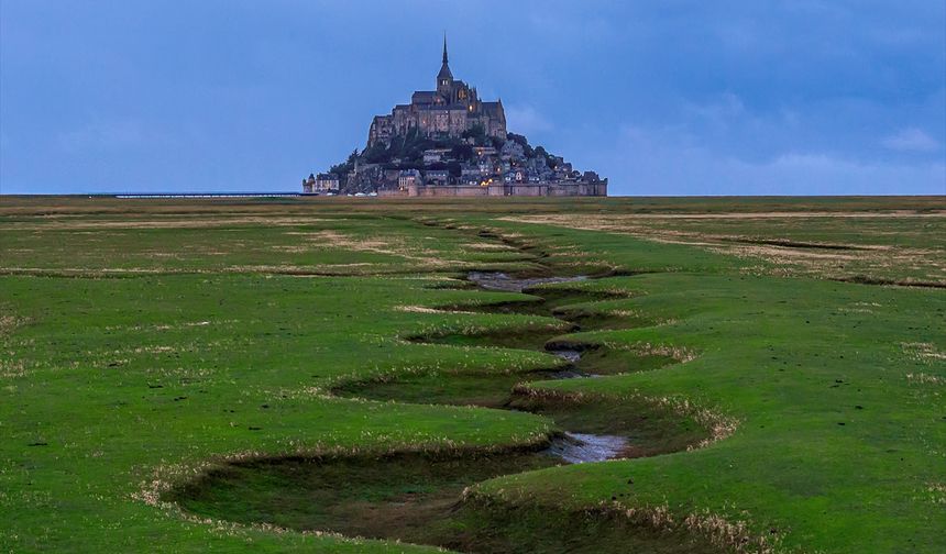 Orta Çağ mimarisiyle dikkati çeken Mont Saint Michel