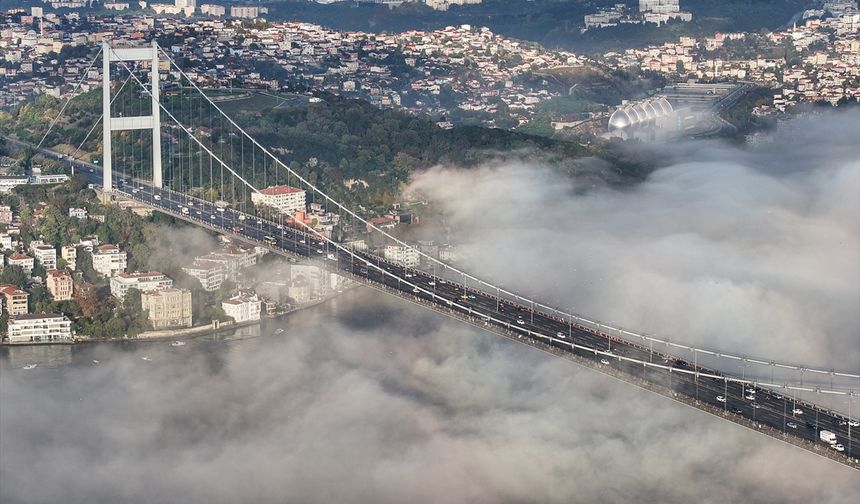 İstanbul Boğazı'nda sis nedeniyle gemi trafiği askıya alındı