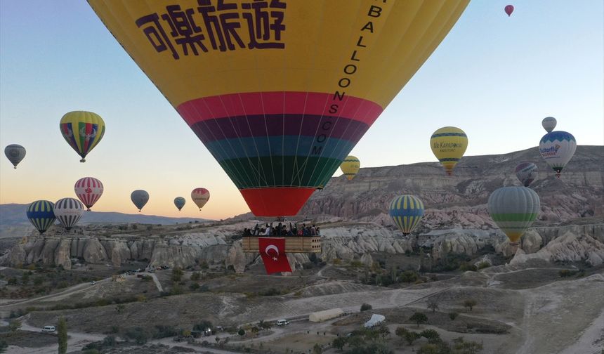 Balonlar Türk bayraklarını gökyüzünde dalgalandırdı