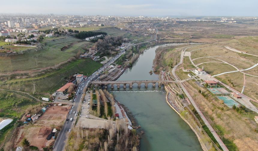 Diyarbakır Surları ve On Gözlü Köprü’nün yapılışı yapay zeka ile canlandırıldı!