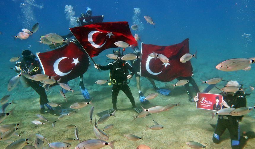 Cumhuriyet Bayramı'nı deniz dibinde kutladılar