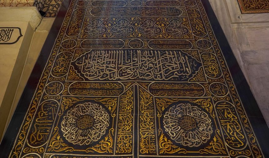 Kabe'nin kapı örtüsü Edirne Eski Cami'de sergileniyor