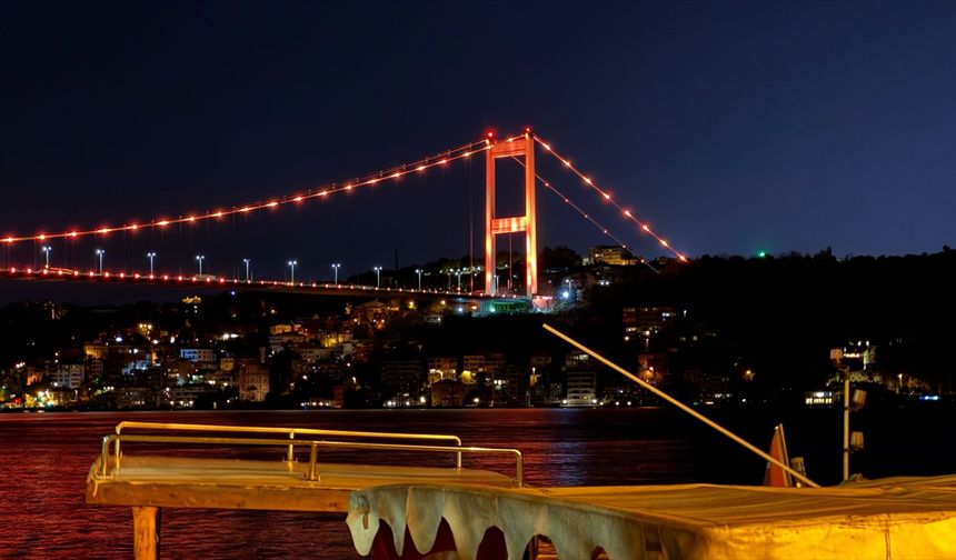 İstanbul’da köprüler lösemi hastalığına dikkati çekti