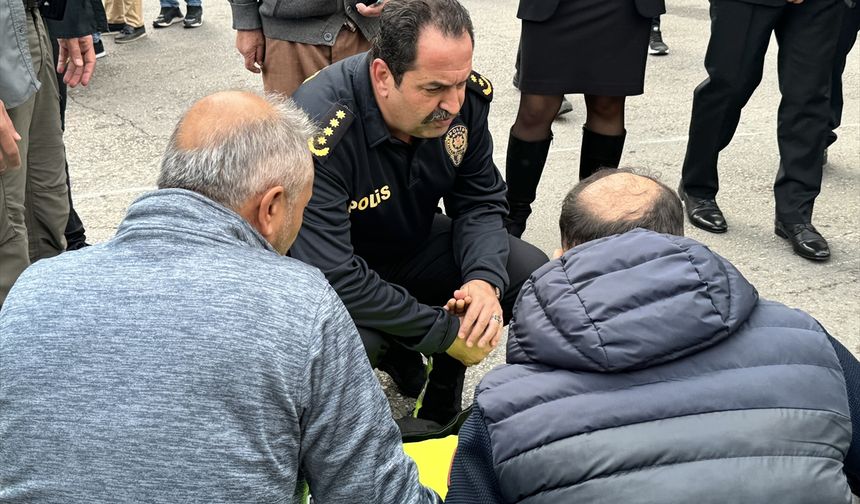 Antalya İl Emniyet Müdürü yaralı polisin elini bırakmadı!