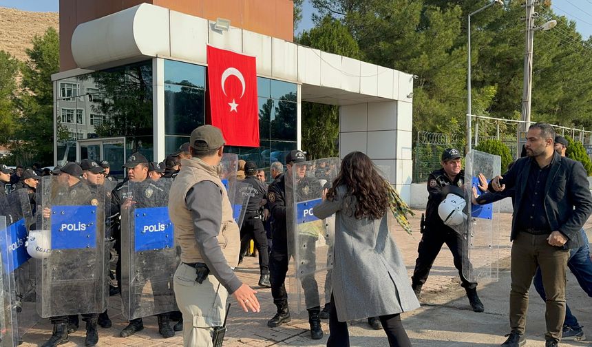 Ahmet Türk ve DEM Partililer Mardin Belediyesine girmek istedi