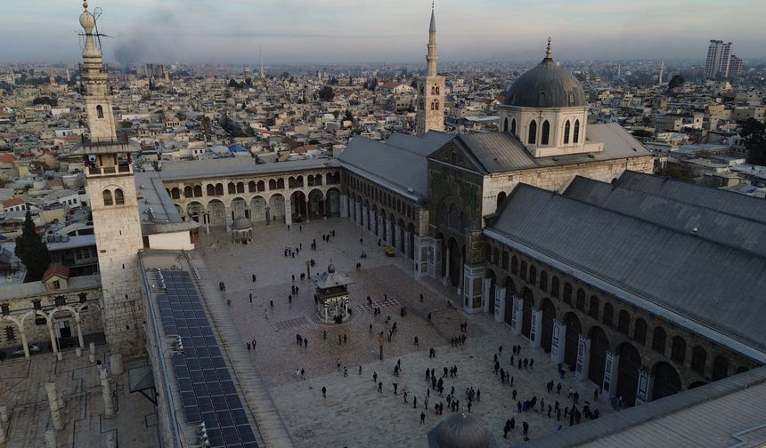 Suriyeliler, tarihi Emevi Camii'ne akın ediyor!