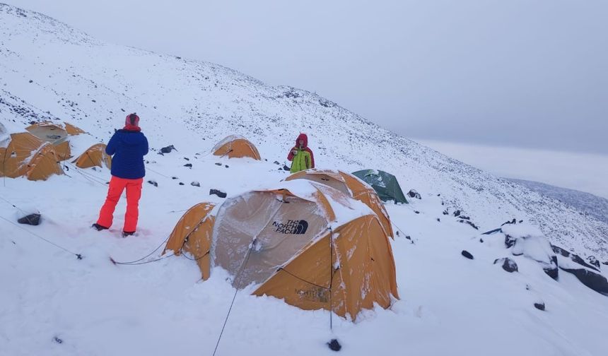 Ağrı Dağı’na çıkmak isteyen dağcılara kar ve fırtına engeli