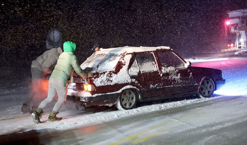 Kar ve tipi yollarda esir aldı!