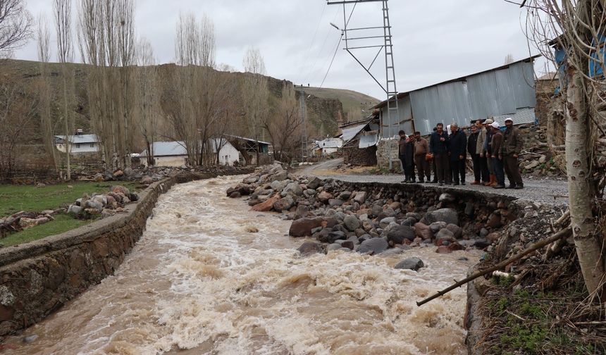 Dere taştı, köylüler panikte