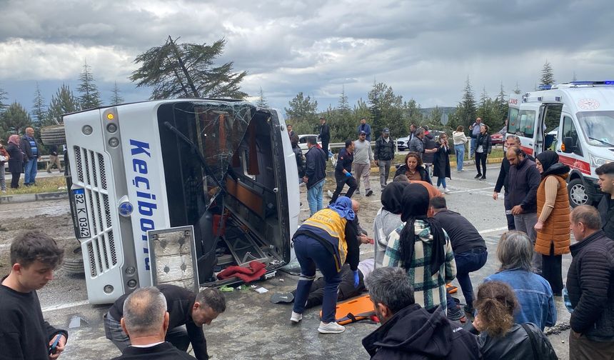 Kontrolden çıkan yolcu midibüsü devrildi: 15 yaralı