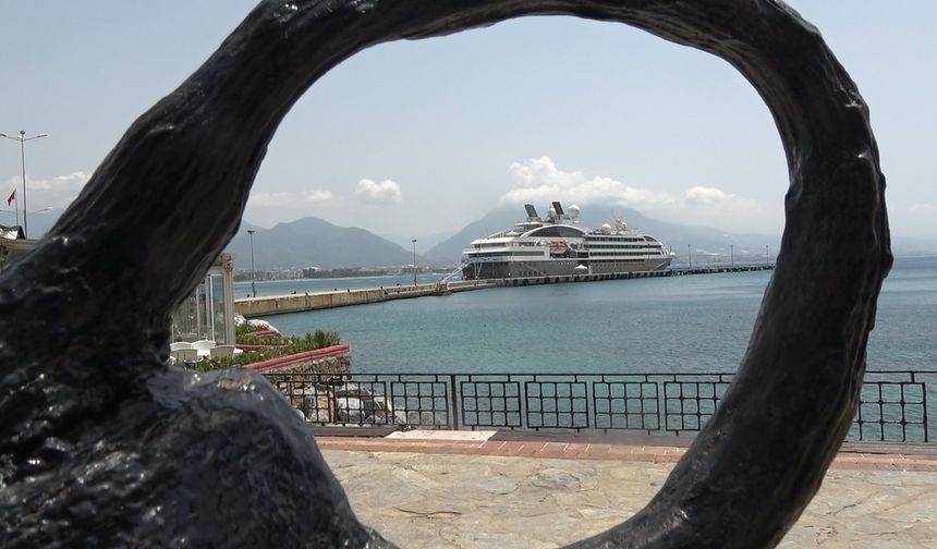 Alanya'ya kruvaziyerle turistler geldi