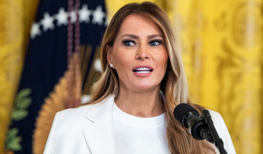 Melania Trump'ın bronz heykeli çalındı