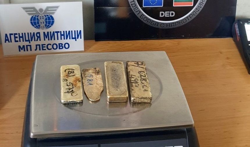 2 kilo altını iç çamaşırlarına saklamış