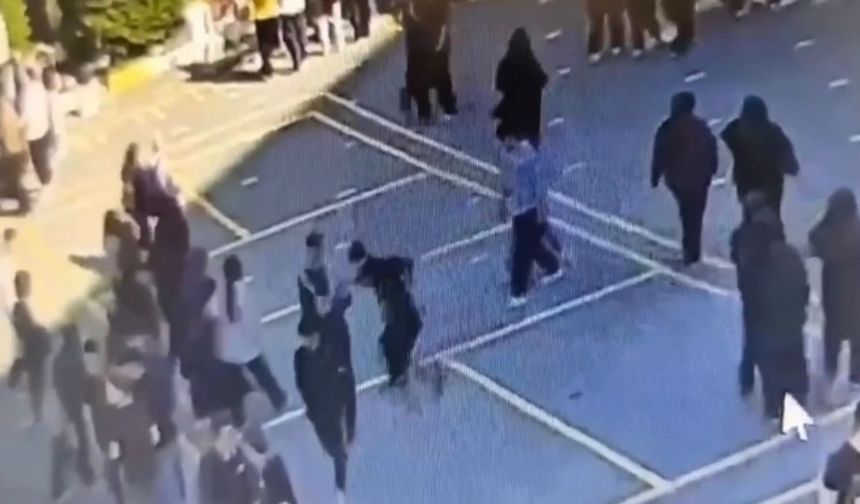 Liseliler Birbirini Bıçakladı