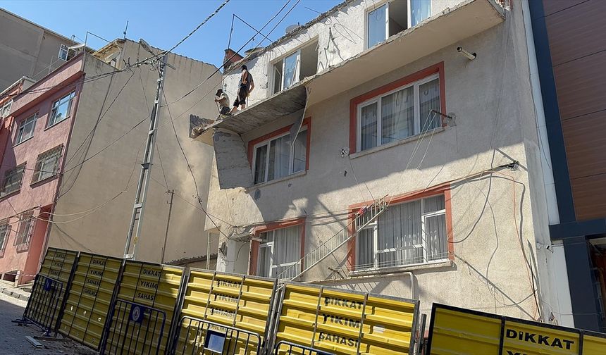 Balkonu çöken bina tahliye edildi!