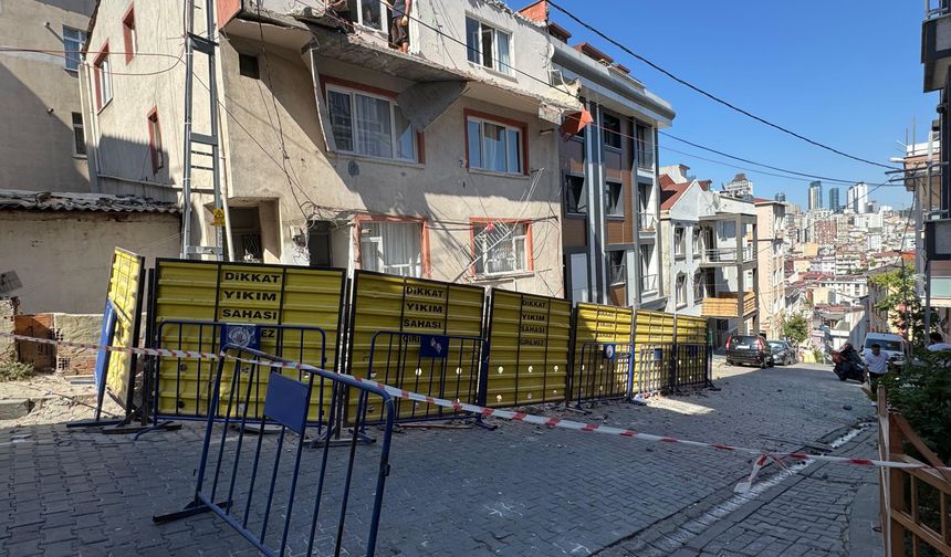 İstanbul'da balkon çöktü!