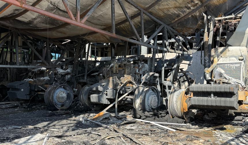 Diyarbakır'da yangın: 3 dükkan, 22 traktör kül oldu!