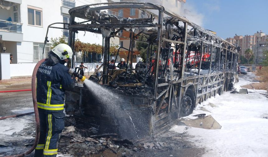 Antalya'da özel halk otobüsü küle döndü