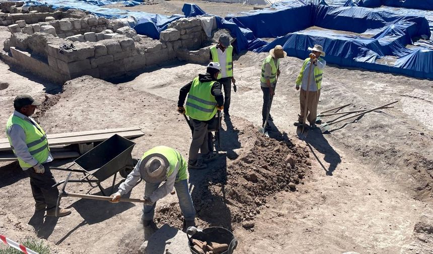 Geç Roma dönemine ait çocuk ve yetişkin mezarı bulundu!
