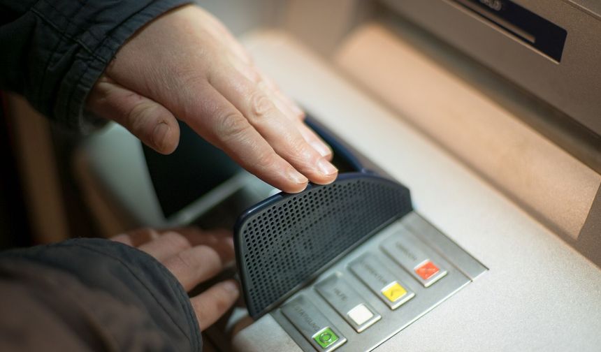 Dolandırıcı bankada yakalandı