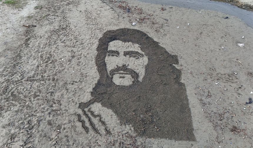 İranlı sanatçı, Barış Manço'yu sahile resmetti