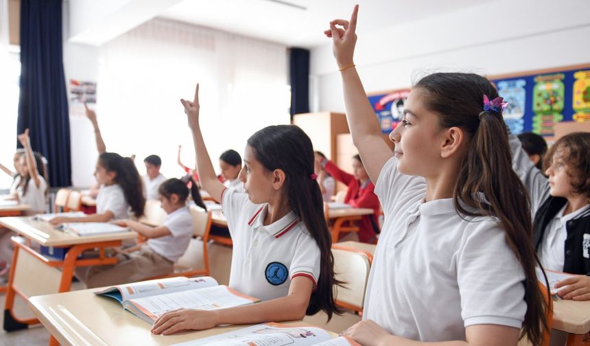 Ara tatil sona erdi: Milyonlarca öğrenci okula döndü