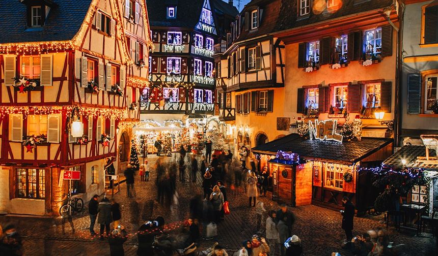 Noel pazarı ışıltılı atmosferiyle ziyaretçilerini ağırlıyor