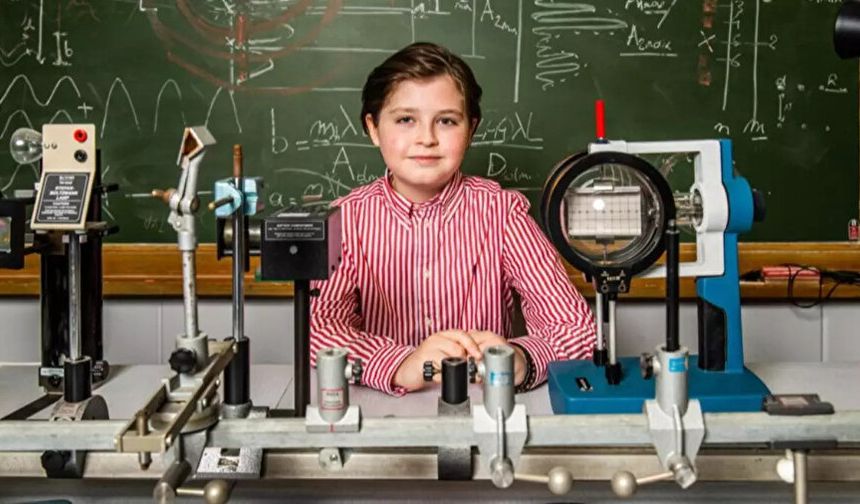 15 yaşındaki çocuk kuantum fiziği alanında doktora unvanı aldı!