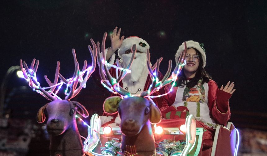 Bolivya'da Noel geçit töreni düzenlendi