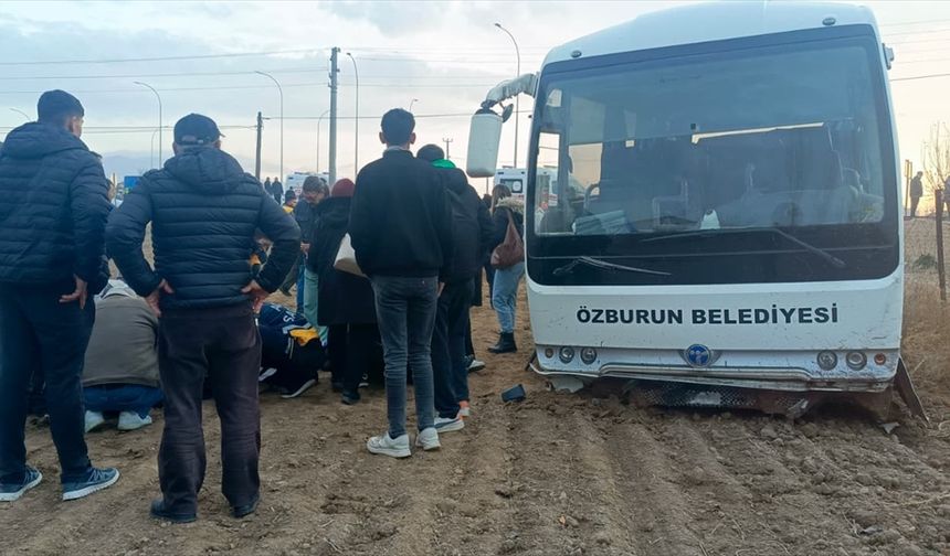 Öğrenci servisi ile kamyonet çarpıştı: Çok sayıda yaralı var!