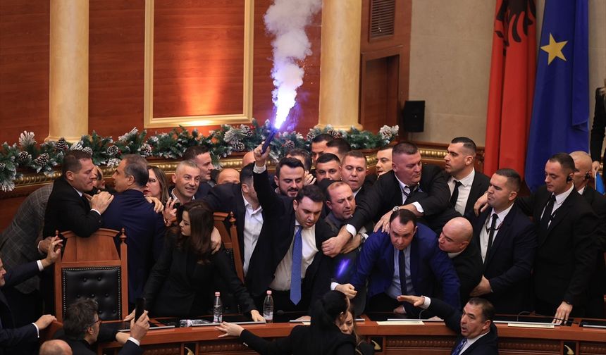 Başbakan Yardımcısının göreve iadesi meclisi gerdi!