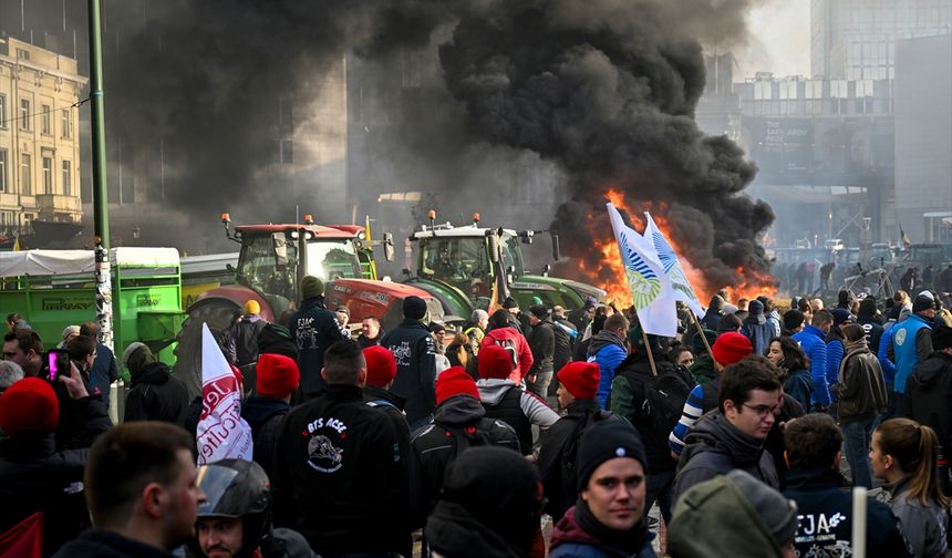 AB Liderler Zirvesi yapılırken çiftçilerden traktörlü protesto!