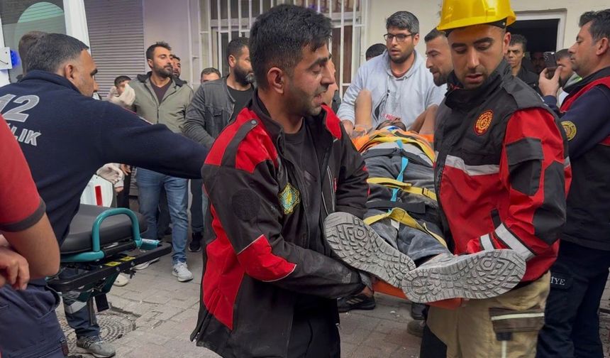 Ağır hasarlı binayı yıkarken molozların altında kaldı