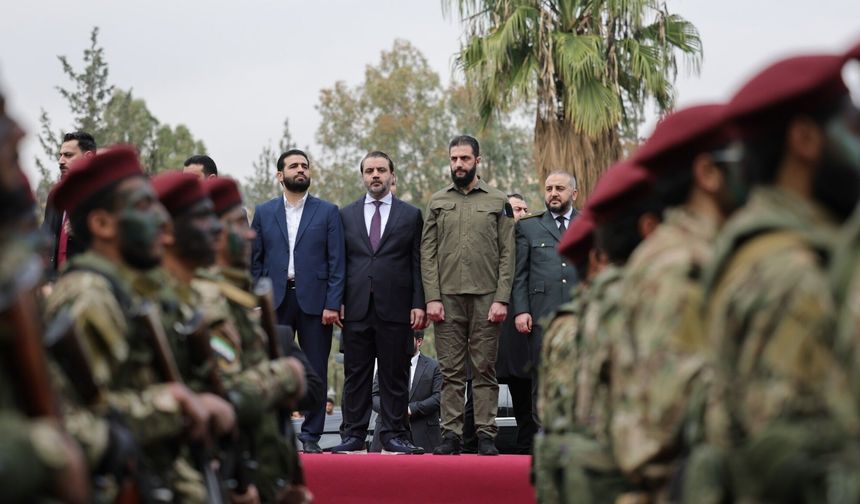 Devrimin 1. yıl dönümünde yeni ordudan askeri geçit töreni