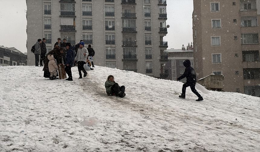 "Kar yağışının tadını yine çocuklar çıkardı" başlığının zamanı