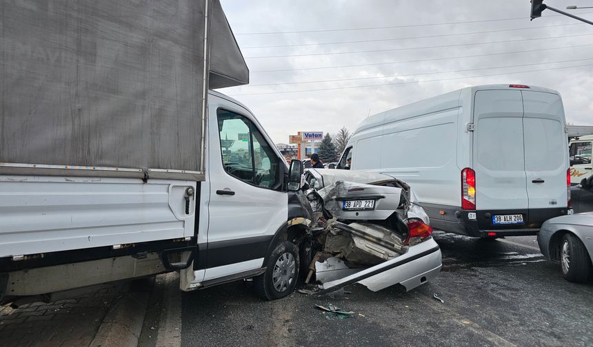 Işıkta duramadı ortalık savaş alanına döndü