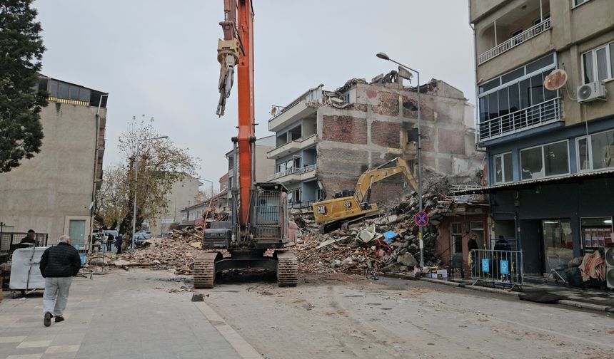 Sındırgı'da depremin izleri siliniyor