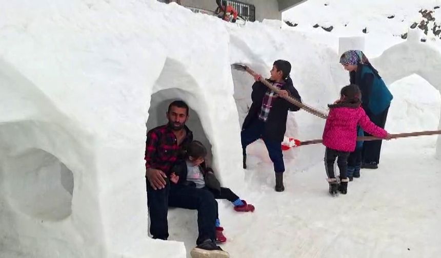 Kardan evler ve oyun alanı yaptı