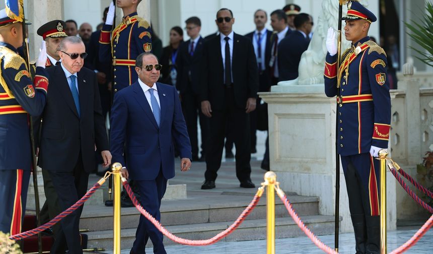 Erdoğan, Kahire'de resmi törenle karşılandı!