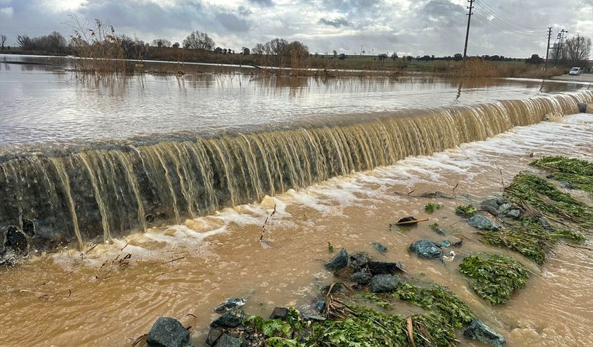 Tarım arazileri ve iş yerlerini su bastı!