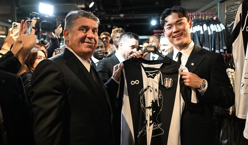 Beşiktaş'te yeni transferler için imza töreni!