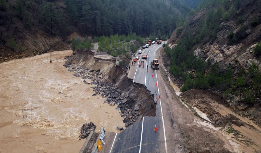 Adana'da heyelan karayolunu yuttu!