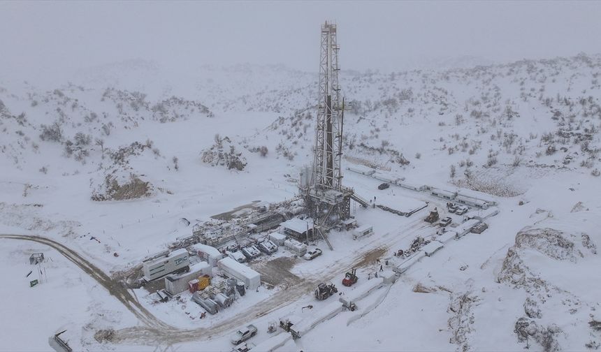 Gabar'da petrol üretimi yoğun kar altında sürüyor!