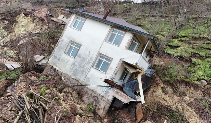 Heyelanda 2 ev ile halı saha yıkıldı!