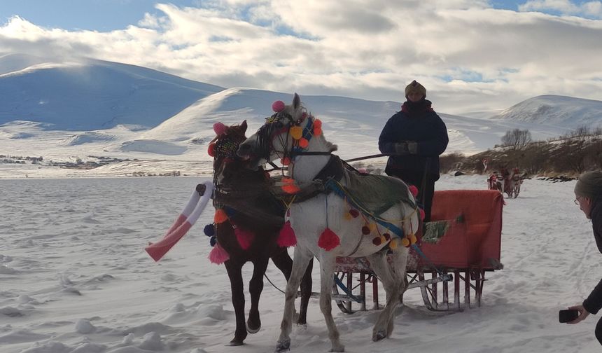 Çıldır Gölü üzerinde atlı gezi ve halay keyfi