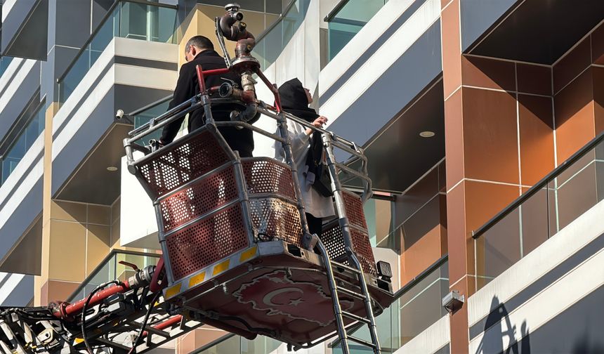 Otel yangınında mahsur kalan 8 kişi kurtarıldı