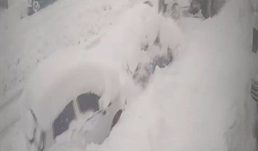 Kar küreyen iş makinası kardan kaybolan otomobile çarptı!!