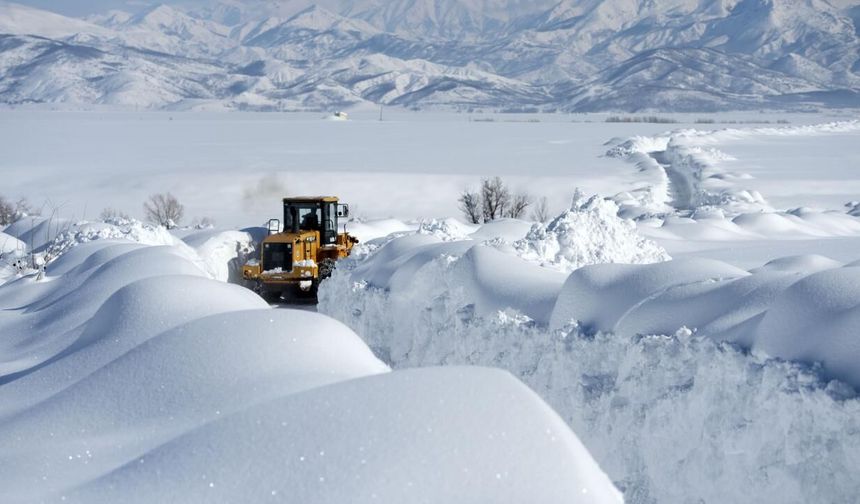 2 kentte 958 yerleşim yeri kardan ulaşıma kapandı!
