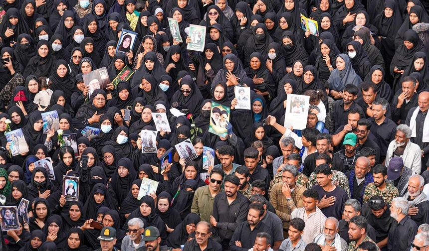 İran'da ilkokulda ölen çocuklar için cenaze töreni düzenlendi!